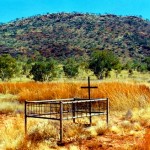 Halls Creek UNNAMED Aboriginal GRAVE 12km out Duncan Rd from Halls Creek - Photo Kevin Coate (July 1995) Halls Creek